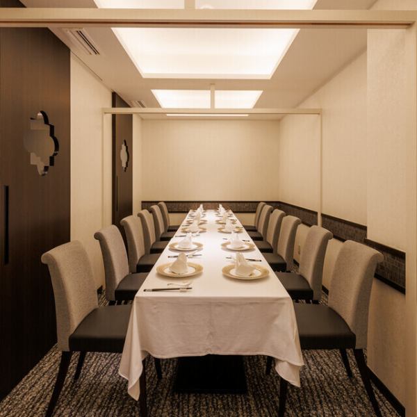 着席時最大40名様、立食時なら最大50名様までご利用いただける貸切プランをご用意しております！会社の歓送迎会や忘新年会、各種イベントなど、大人数でのパーティーに最適です◎広々とした空間で、周りを気にせず盛り上がっていただけます！詳細はお気軽にお問い合わせください。