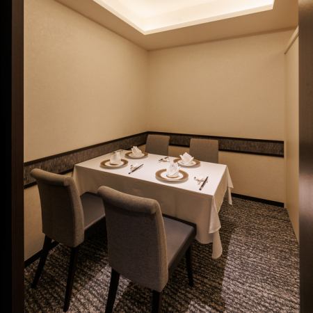 上質で居心地のよさにこだわった高級感ある雰囲気の空間で、全席個室にてご案内致します。2名~18名様までご利用頂ける様々な個室も完備。歓送迎会や接待、結納や大切な方との記念日等、各シーンに合わせて最適な空間をご用意しています。周りを気にすることなく、プライベートな時間をごゆっくりお過ごし下さい。