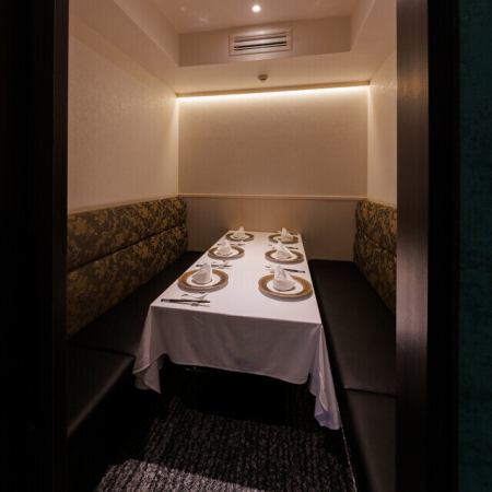 上質で居心地のよさにこだわった高級感ある雰囲気の空間。歓送迎会や接待、結納や大切な方との記念日等、各シーンに合わせて最適な空間をご用意しています。周りを気にすることなく、プライベートな時間をごゆっくりお過ごし下さい。