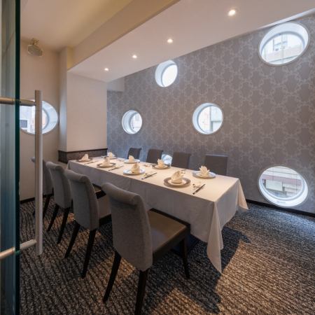 丸い窓が印象的な完全個室。ゆとりをもった空間使いは大切な方をお連れしたおもてなしの際に最適。広々とした5~8名様個室。親しいお仲間とのご宴会やご家族・ご親族とのお顔合わせ・会食などに最適です。隣の個室と2部屋利用で最大16名様程度の個室としてもお使い頂けます。