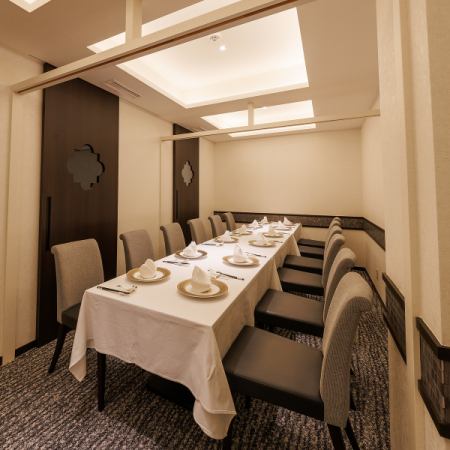 広々とした5~8名様個室。親しいお仲間とのご宴会やご家族・ご親族とのお顔合わせ・会食などに最適です。なおご接待等での請求書払いご相談下さい