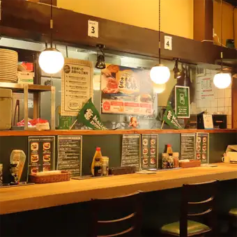 お一人様でも気軽にご利用いただけるカウンター席をご用意。サクッとお食事をしたい時にも便利です。