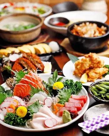 【超大人気まんぷく150分コース】お造り盛合せに料理8種類+1人1品に飲み放題つき5000円(税込)