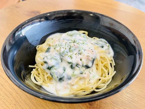Creamy salmon and spinach pasta