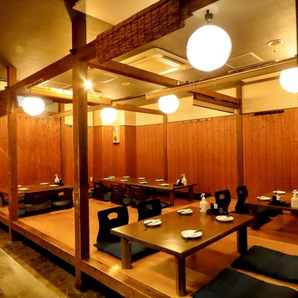 【使い勝手の良い座敷席もご用意】座敷は2名様～ご利用可能です。木のぬくもりが居心地の良い空間でゆったりとお食事をお楽しみいただけます。会社宴会や各種宴会、ご家族でのお集まりなどにもご活用いただけます。またランチから営業しておりますので、是非ご利用ください。