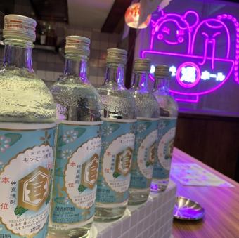 Enjoy the dishes that are prepared in front of you in front of the Kinmiya bottles lined up in a row! We recommend the counter seats where you can see the neon lights.
