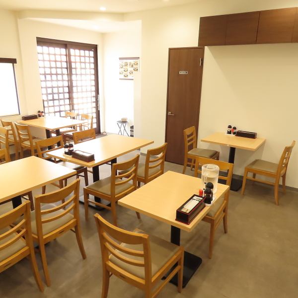 清潔で快適な店内で、安心してお食事を楽しめます！ 明るい雰囲気の中、リラックスしたひとときをお過ごしください。カウンター席やテーブル席も完備しており、どなたでもお気軽にご利用いただけます◎