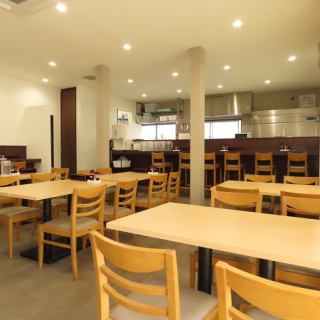４名テーブルを４つご用意しております♪お仕事終わりに気軽に立ち寄りください♪
