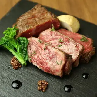 【厚切り和牛ステーキ食べ放題】超大ぶり炭火焼き鳥/炙り肉寿司 生ビール付3時間飲み放題 4280円