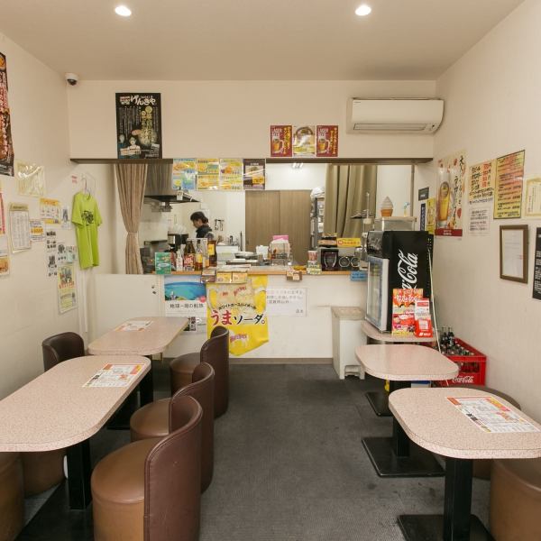 【10名様までご利用頂けます！】店内にご用意しているイートインスペースは全10席。4名様掛けのお席もございますので小宴会もできちゃいます♪できたての絶品からあげとお酒でご宴会はいかがですか？