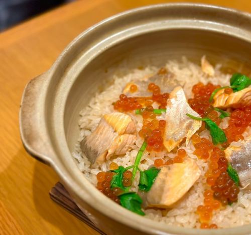 【季節もの】宮城サーモンとイクラの土鍋御飯