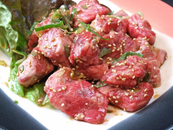 The rare meat that can only be produced by buying a whole cow is excellent! We offer high-quality yakiniku!