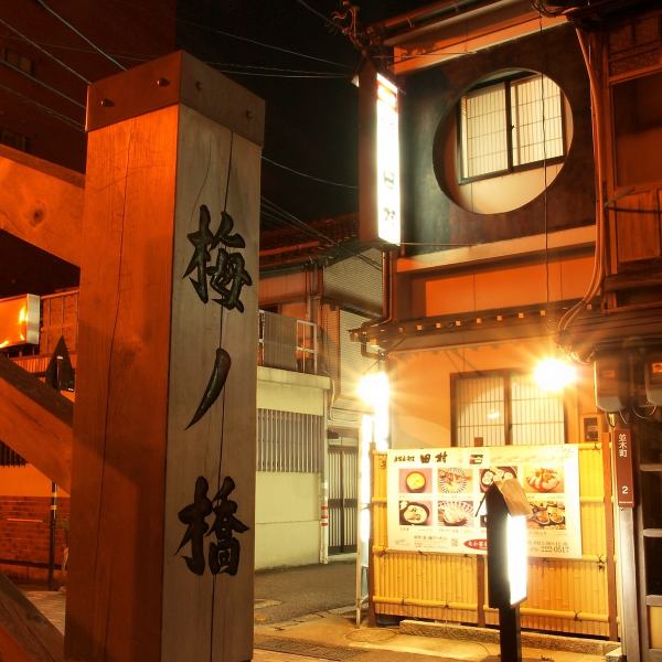 上質の空間で最高のお料理をお楽しみください。活きた新鮮な蟹を目の前でさばきます。お一人様から団体様まで用途によりお使い頂けます。ご予約は1年前より承っております。