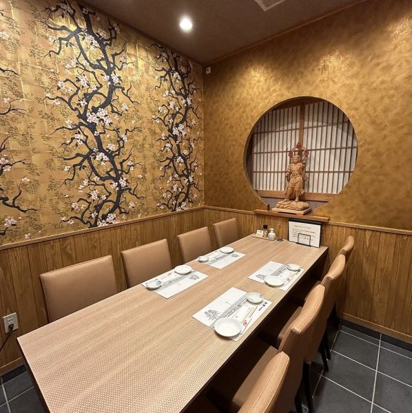 東茶屋街から歩いて2分で浅野川にかかる梅の橋を窓から見ることができます。