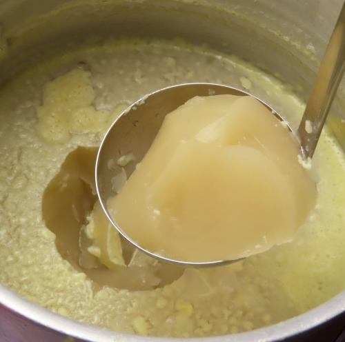 닭 백탕 냄비의 진한 백탕 수프