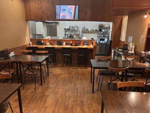 <p>カウンター4席。テーブル4席ございます。</p>