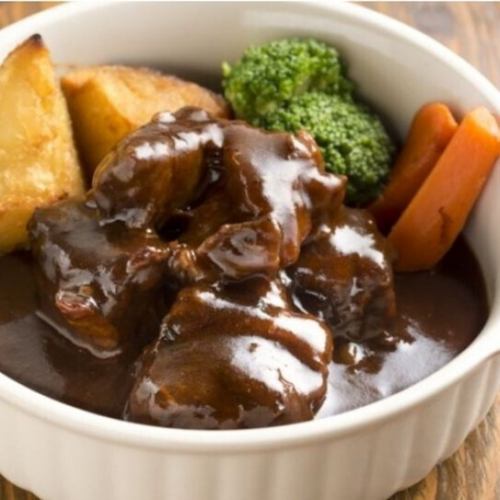 夜のビーフシチュー　赤ワイン煮込み