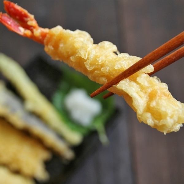 カラッと揚げたジューシー天ぷらがおすすめ！定番から変わりダネまで揚げたてでご提供いたします。