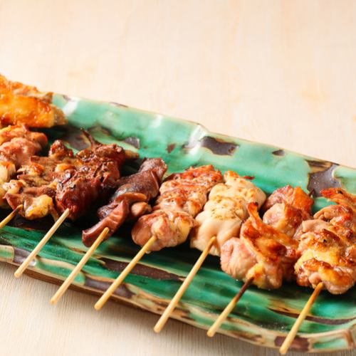 You can enjoy authentic yakitori at a bargain price of 100 yen per skewer ♪