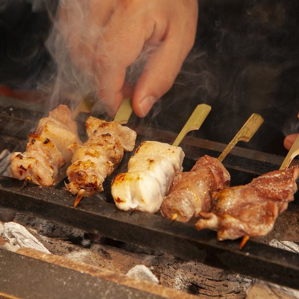 【自慢の焼き鳥は1本100円～】その日〆の新鮮な鶏を丸一羽から毎日店内で捌いてご提供♪テイクアウトも可能