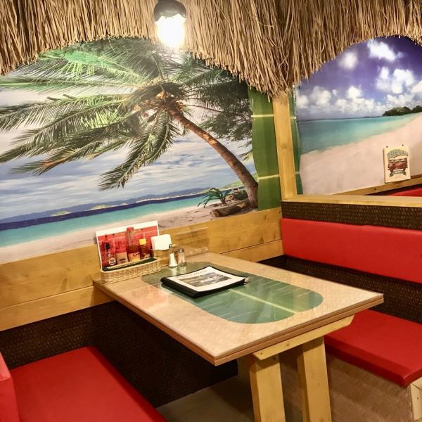 The interior is designed in the image of a beach resort in the Philippines.Enjoy alcohol and food while relaxing.