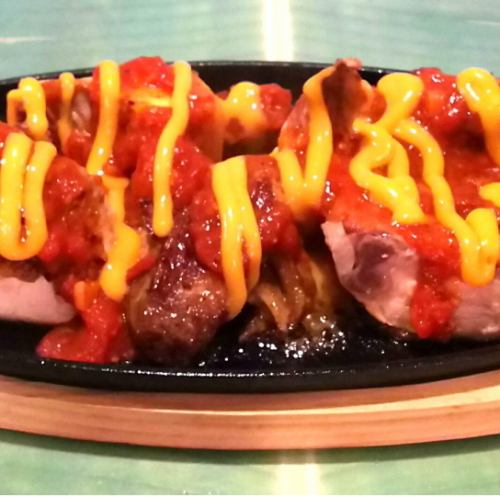 ★Sizzling chicken★The aroma of hot rotisserie chicken and cheese and garlic tomato sauce is fragrant♪