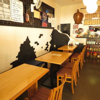 It is a table seat on one side of the sofa.Smoking is prohibited inside the store.There is a smoking space at the store.