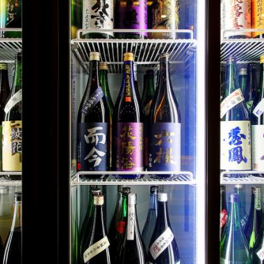 冷蔵庫には日本酒が常時40種以上。全国選りすぐりの日本酒の中からお気に入りを見つけてみては？