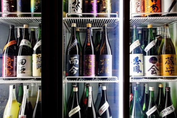 【うぉんたなの日本酒】冷蔵庫には日本酒が常時40種以上、希少種も数々ご用意。全国選りすぐりの日本酒の中からお気に入りを見つけてみては？日本酒もご堪能いただける飲み放題もプランもご用意しております。