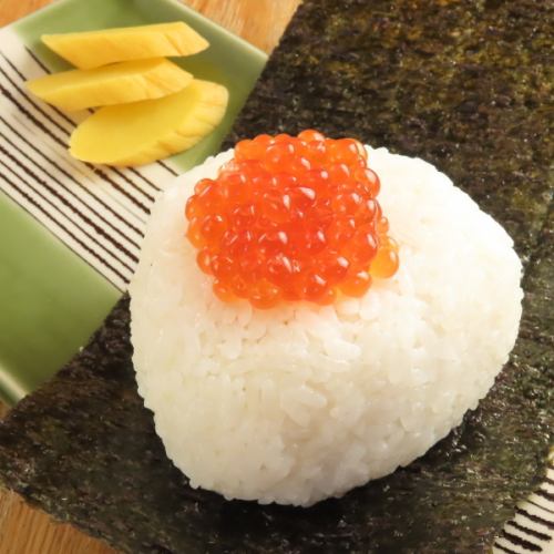 [Onigiri] Freshly grilled salmon and salmon roe / Nanko plum and green shiso / Arima-style boiled Rishiri kelp