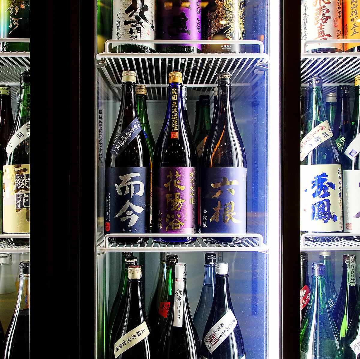 品揃いは道内随一。常時40種以上の全国選りすぐりの日本酒を。