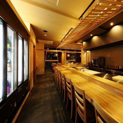 数々の名酒が勢ぞろいの日本酒とアテをカウンターでお愉しみあれ