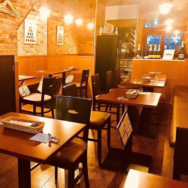  [Clean, casual atmosphere] We want many people to enjoy the authentic cuisine of Fleurie, so we have created a space that is casual and easy to use. 
