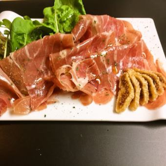 Prosciutto and dried figs salad