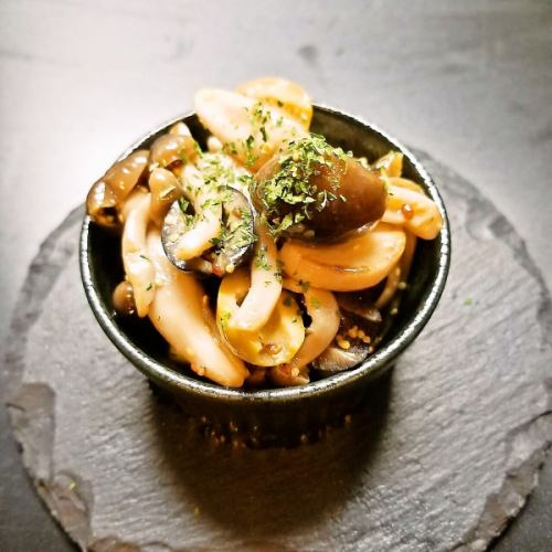 醃製蘑菇和橄欖