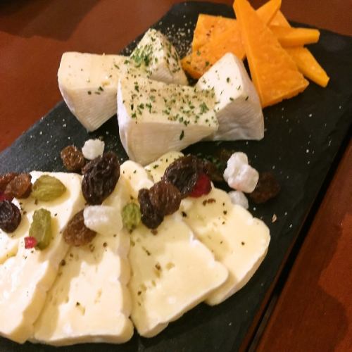 チーズの盛り合わせ　3種