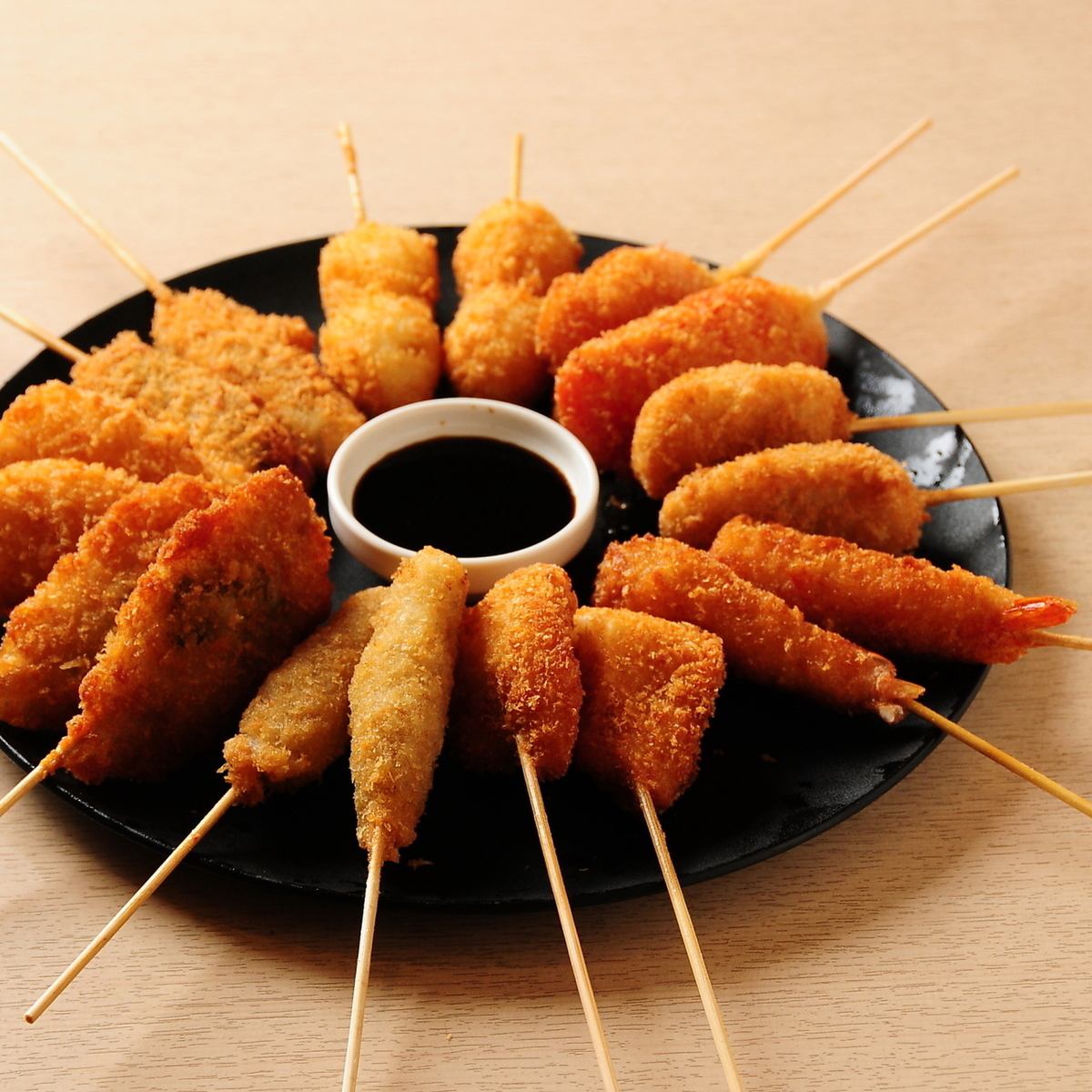 超过70种人气菜品,包括串炸,无限畅吃畅饮!3,980日元