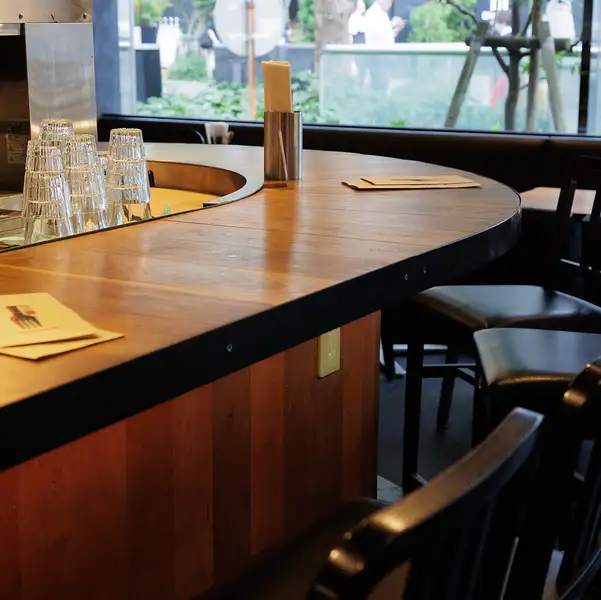 【雰囲気◎デートに】温かい照明に照らされた雰囲気の良い店内。テーブル席もご利用人数に応じたお席がございます。カウンター席もございますので、お一人様でもお気軽にご利用いただけます◎美味しい料理とお酒を堪能し、至福のひとときを♪