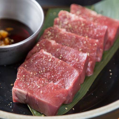 炭火で引き出す肉の旨みと自家製タレの調和