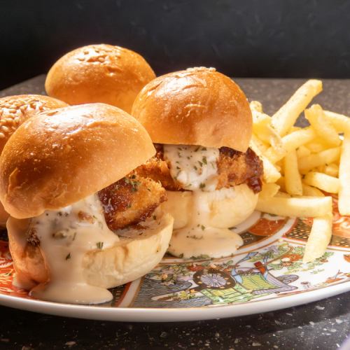〆はこれで決まり！一口サイズの「ヒレカツバーガー」