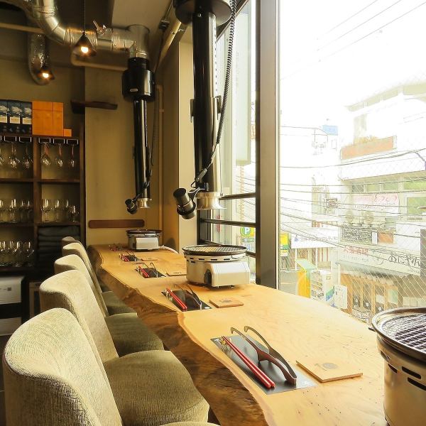 The outside counter seats are very popular not only for friends to sit side by side, but also for singles.