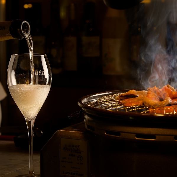 Ushi HAJIME is a sophisticated yakiniku restaurant with a counter and private rooms.It's perfect not only for one person, but also for a date!