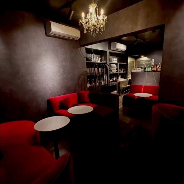 当店は、最大14名様までの貸切が可能です！黒と赤を基調としたシックな店内は、落ち着いた雰囲気を醸し出し、シャンデリアが高級感をさらに引き立てています。特別なイベントや集まりにぴったりの空間で、心地よいシーシャの時間をお過ごしいただけます。大切な人との特別なひとときを、ぜひ当店で◎