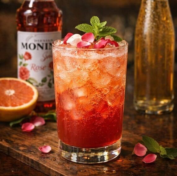 当店では、約60種類のドリンクをご用意しており、おしゃれな雰囲気の中でお楽しみいただけます。特に、クラシックなカクテルの構成をベースに独自の解釈を加えたシグネチャーカクテルは絶品です。美味しいドリンクとともに、素敵なひとときをお過ごしください。