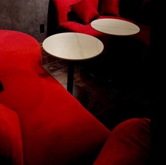 【ソファー席 3×1】当店には、3名様掛けのソファー席が1つあり、ご友人との時間を過ごしたり、女子会にもおすすめです。ゆったりとした空間で、当店自慢のシーシャやドリンクを楽しみながら、楽しいひとときをお過ごしください。特別な思い出を作る場所として、ぜひご利用ください。皆様のご来店をお待ちしております!