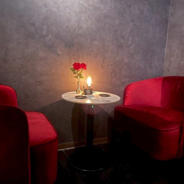 当店は、すべてのお席がソファー席となっており、ゆったりとしたリラックスした空間を提供しています。シーシャやドリンク、スイーツを存分に楽しむための快適な環境で、友人や大切な人とのひとときをお過ごしいただけます。ぜひ、心地よいソファに身を委ねて、贅沢な時間をお楽しみください。