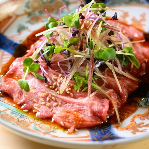 Enjoy Hokkaido Wagyu beef! The meat sashimi is so fresh that it's delicious.