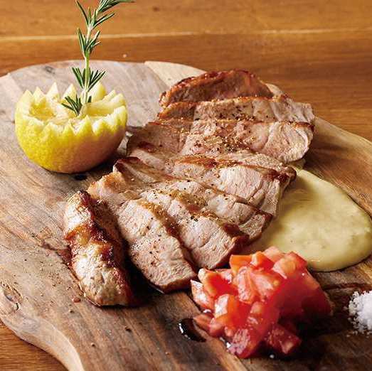 The menu includes a variety of exquisite dishes, such as grilled pork shoulder, that go perfectly with alcoholic beverages.