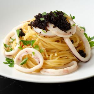 黒トビコとカラマリのペペロンチーノ