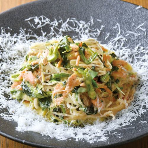 サーモンとほうれん草のクリームソース